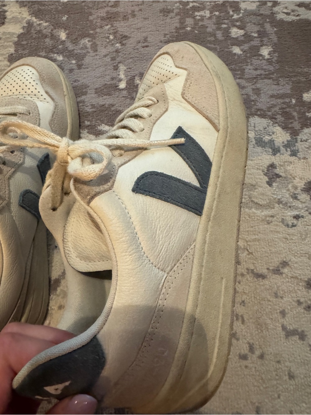 Veja V-90 Leather Sneaker - Picture 5 of 8